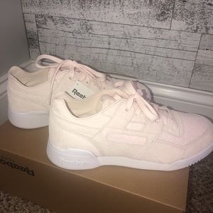 never worn pastel pink reebok shoes